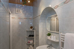 Badezimmer mit Dusche, Fön und separatem WC