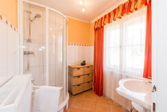 Badezimmer mit Dusche und separatem WC