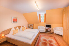 Schlafzimmer im modernen Stil mit Flat-Screen