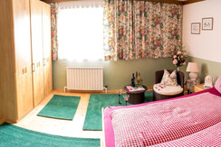 Schlafzimmer 1