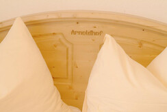 Appartement Arnoldhof_Aich_Bett im Schriftzug