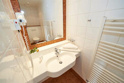 Familienzimmer B Bad 1