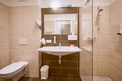 hotel-planai-badezimmer-dusche-schladming