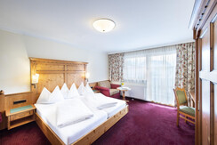 Zimmer mit Balkon und Bergblick