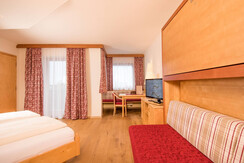 Doppelzimmer mit Couch und Klappstockbett