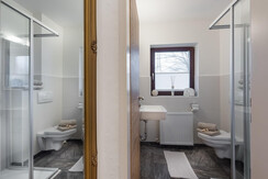 Bad mit Dusche und WC