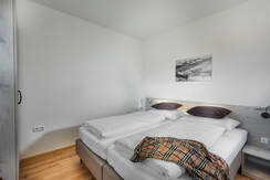 Schlafzimmer mit Blick auf Doppelbett