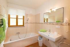 Badezimmer mit Badewanne, Föhn, HandtuchTrockner