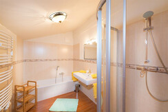 Badezimmer mit Badewanne, Föhn, Handtuchtrockner