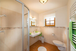 Dusche / WC mit Föhn, Handtuch-Trockner