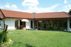 Wasserhaus im Sommer