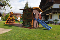 Spielhaus mit Kletterturm