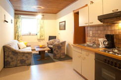 Appartement Almrausch - Wohnzimmer mit Küchenecke