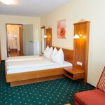 Bild von Dreibettzimmer, Dusche, WC, Balkon