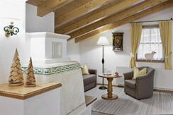 Kachelofen und Sitzecke