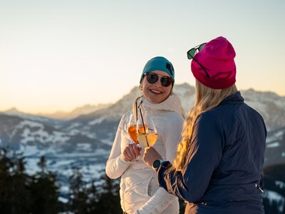 Two ladies toast at sunset | © Hochkönig Tourismus GmbH