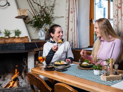 Two ladies eating in the ski hut | © Hochkönig Tourismus GmbH
