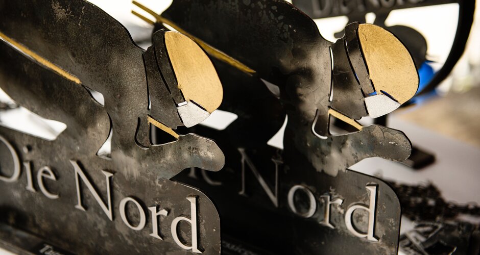 Two metal trophies with stylized skier and engraving “Die Nord – Tagessiegerin 2023”. | © KTVB Hofgastein, Marktl Photography