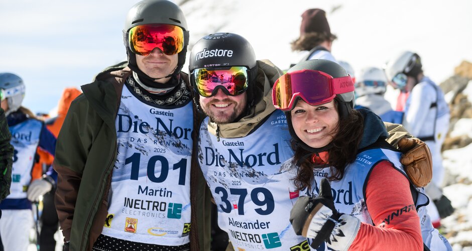 Three smiling participants with bib numbers at “Die Nord – Das Rennen 2025” event. | © Gasteinertal Tourismus GmbH, Marktl Photography