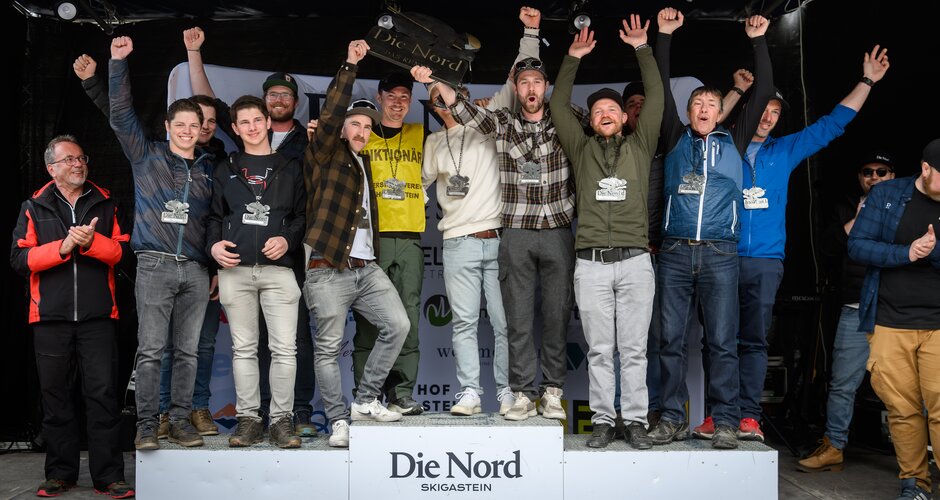 Several men cheer with medals and trophy on the podium at “Die Nord” event in Gastein. | © Gasteinertal Tourismus GmbH, Marktl Photograhpy