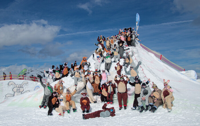 Large group in Easter bunny costumes cheerfully posing on snowy hilltop at Shuttleberg ski resort | © Shuttleberg / Absolut Park