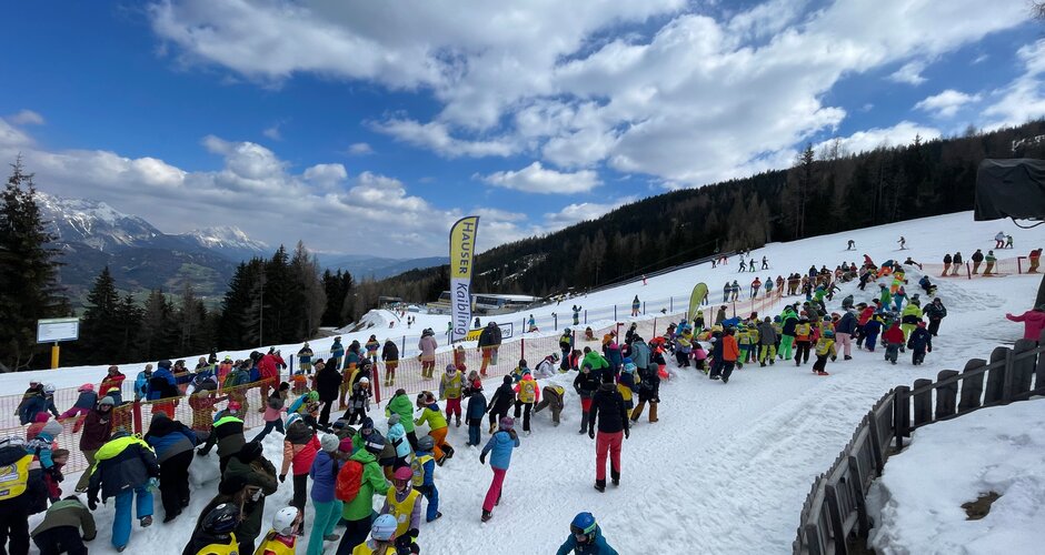 Many children search for Easter presents in the snow in various places. | © Hauser Kaibling
