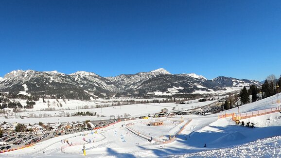 Children’s ski practice area with lifts and course in snowy mountain scenery | © Hauser Kaibling