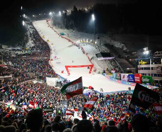 View from the grandstand onto the race track and the crowd. | © Daniel Scharinger