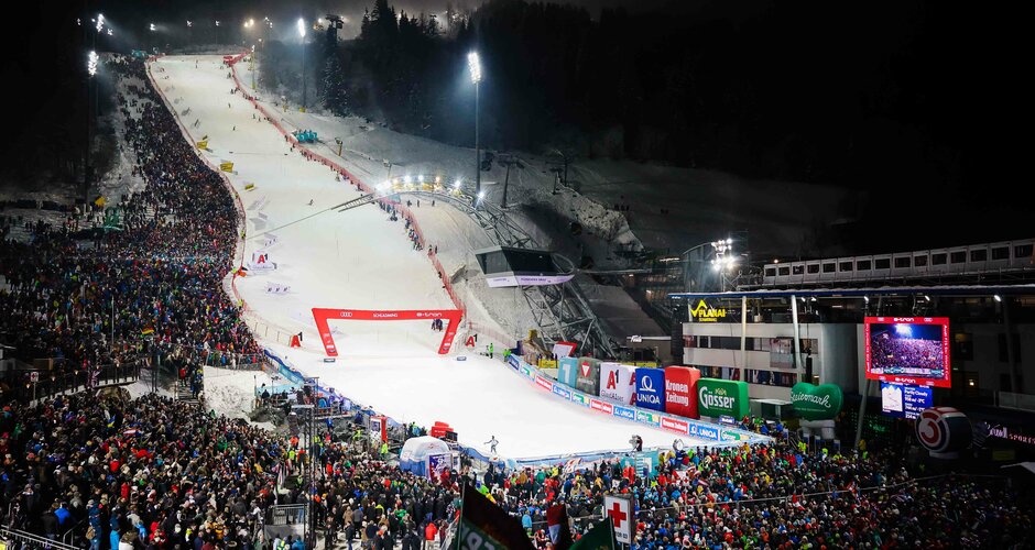 View of the race track and the crowd from the grandstand | © Daniel Scharinger