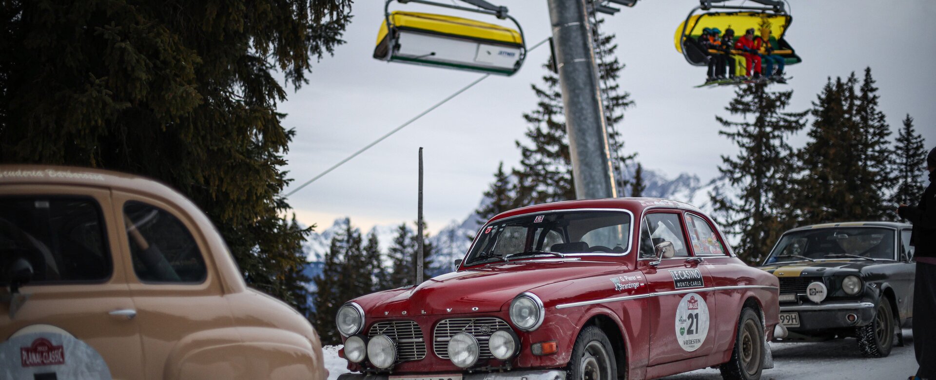 Oldtimers in der Winterlandschaft mit Lift im Hintergrund  | © Ondrej Kroutil