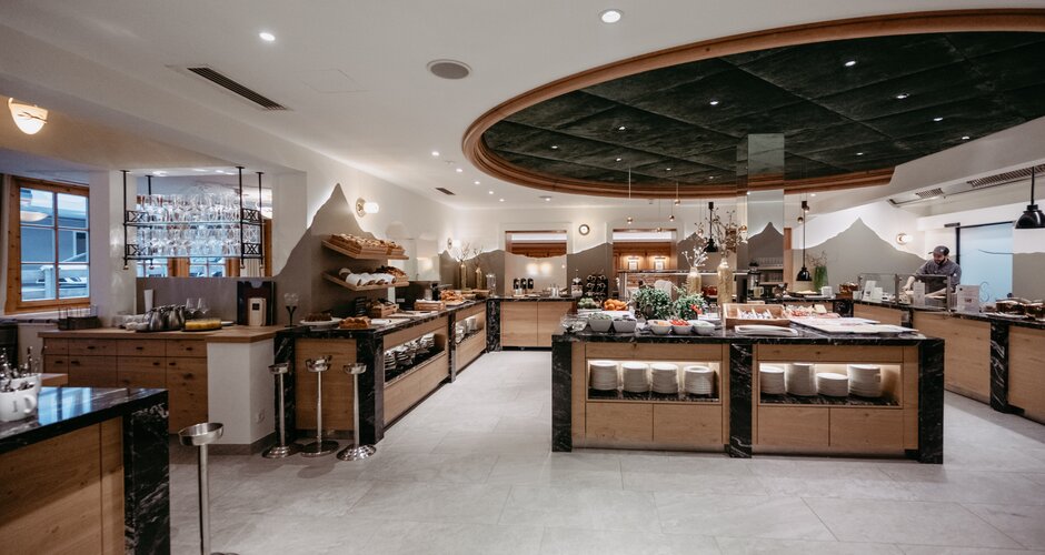 Large breakfast buffet with bread selection, fruits, cereals and live cooking | © Nadia Jabli