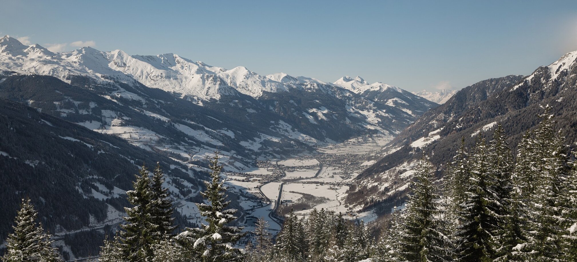 View of a snow-covered valley surrounded by mountains to the left and right | © Georg Roske