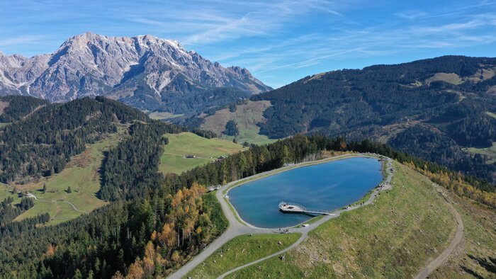 Der Prinzensee am Natrun wird mit einer Drohne von oben fotografiert. Im Hintergrund sieht man das Hochkönigmassiv. | © Hochkönig