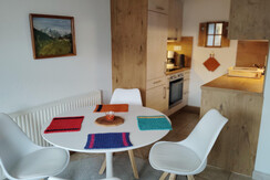 Küche und  Esstisch