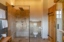 Badezimmer mit Naturstein