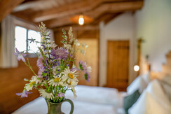 Duftende Blumen im Almzimmer