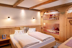Schlafzimmer-mit-Doppelbett-und-Stockbett
