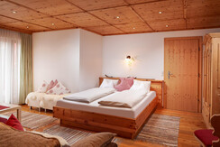 Schlafzimmer-mit-Doppelbett-und-Doppelschlafsofa