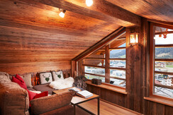 Sitzecke-am-Heuboden-mit-toller-Aussicht