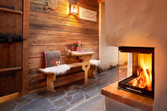 Saunabank-vor-dem-offenen-Kamin