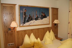 Gemütliches Doppelbett im Wohnbereich