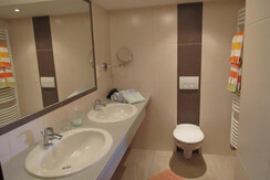 Badezimmer im Dreibettzimmer