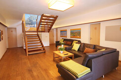 Atrium mit Fernsehlounge