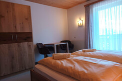 App 6 Bett mit Esstisch