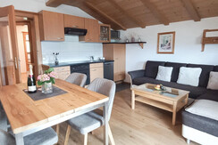 Wohnküche mit gemütlicher Couch