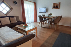 Wohnküche mit gemütlicher Couch