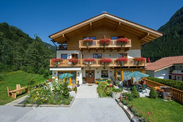 Appartementhaus Stockinger im Sommer