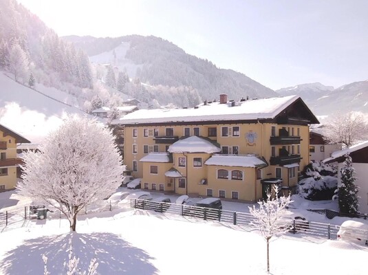 Hotel Kathrin Aussenansicht Winter