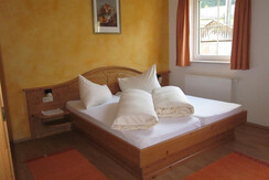 Schlafzimmer mit Vollholzmöbeln