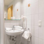 Photo of Driepersoonskamer, douche of bad, WC, balkon